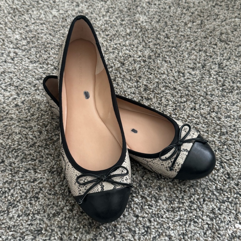 Banana Republic snakeskin toe cap flats
